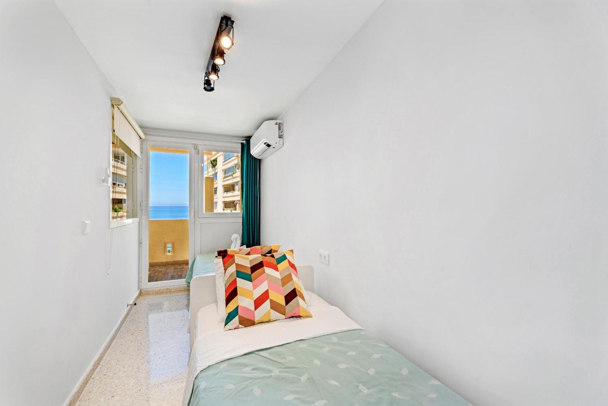 Apartment On The First Line Of The Sea With A View And Free Parking Marbella Exterior foto